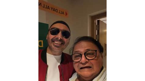 Rakesh Bedi bumps into 'Sauda Khara Khara' singer Sukhbir in Goa