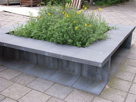 U elementen als zitplek annex boomspiegel, goed gevonden! | Tuin bestrating, Beton tuin, Tuin ideeën