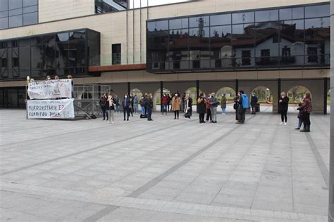 Bigarren protesta ekintza egin dute udal eraikinak garbitzen dituzten ...