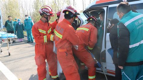 车祸现场，急救员被抬上救护车-大河报网