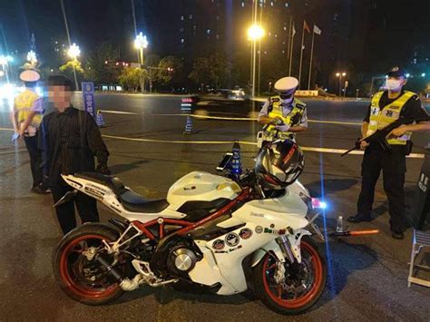 守护一方平安！上海黄浦区三轮警用巡逻摩托在外滩、南京路亮相。网友：好帅喔。#人民警察 #三轮摩托车_凤凰网视频_凤凰网