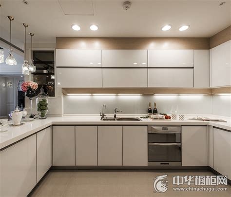 大气厨房白色烤漆厨房柜子效果图 纯白色简约橱柜图片-中华橱柜网