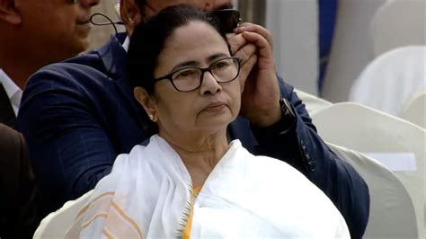 Kolkata News CM Mamata Banerjee pays tribute to Police Memorial on 74th ...
