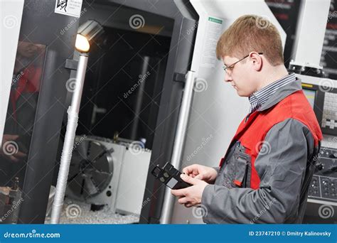 CNC Machine Operating 的图像结果