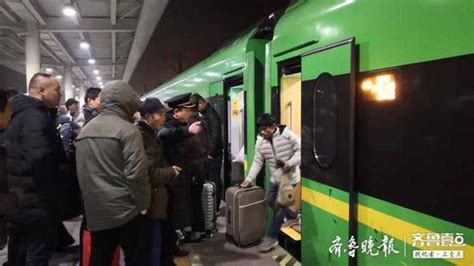 北京车务段6438次列车确保雪天旅客乘降安全 - 铁路一线 - 铁路网