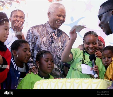 Nelson mandela with children hi-res stock photography and images - Alamy