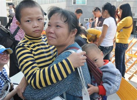 广西10名被拐儿童在认亲会上见到父母(组图)_新闻中心_新浪网