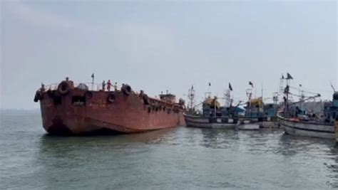 Barge ship crashes into fishing boats at Kharewada after losing control ...