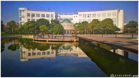 上海第二工业大学-校园图库 时钟广场（摄影：孙坚勇）
