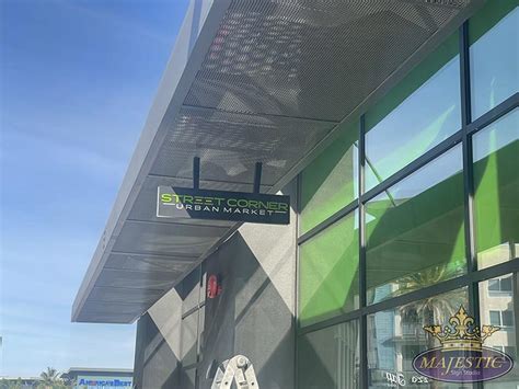 Corner Building Signs 的图像结果