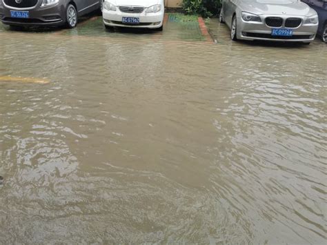 郑州西四环辅路一处路段积水 过往车辆请绕行-大河新闻