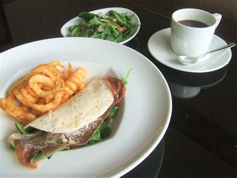 Cafe & Bar LOUNGE Breathe | Urban Dock LaLaport TOYOSU