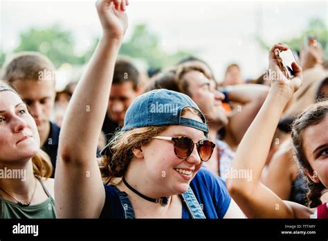 CWC Final Fan Girls Crowd 的图像结果