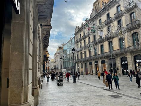 Avinguda Portal de l'Àngel: Donde la moda y la diversidad...