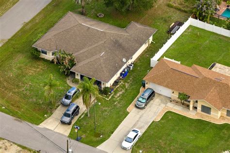 Vista aérea de la típica casa privada estadounidense contemporánea con ...