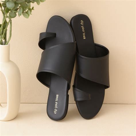 Black toe ring flats – Dip Your Toes