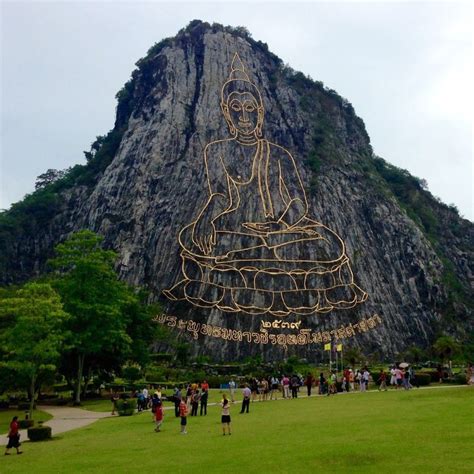 Bugis Street, Singapore: What To Eat, Where To Shop, And When To Visit