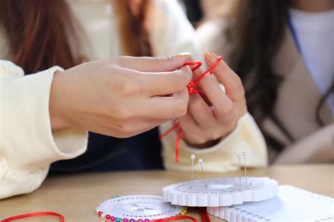 “编织美丽，装点生活”妇女手工制作学习小组_社区