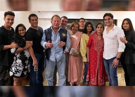 Salman Khan Family Photo: परिवार के साथ क्वालिटी टाइम स्पेंड करते दिखे ...