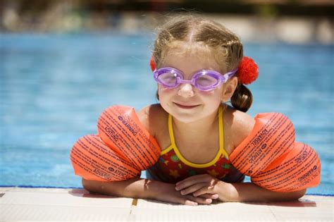 Child Swimming 的图像结果