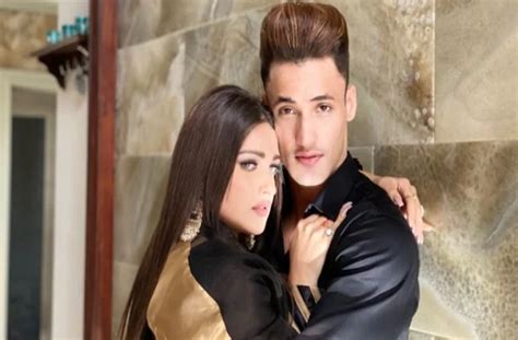 हिमांशी ने रचाई हाथों में मेहंदी, आसिम के लिए रखा करवाचौथ का व्रत ...