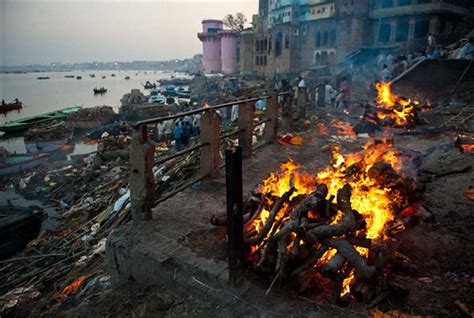 印度疫情：火葬场昼夜运转金属零件烧熔，遗体却仍在“排队”等_凤凰网