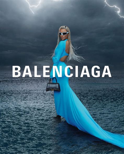 Kim Kardashian “ecën” mbi ujë për fushatën e re të Balenciaga-s – Abc News