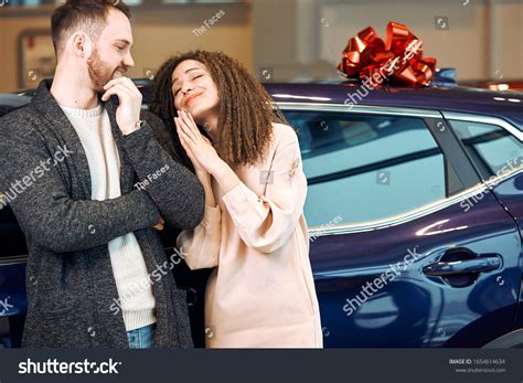 103 Body Language Retail Images, Stock Photos & Vectors | Shutterstock