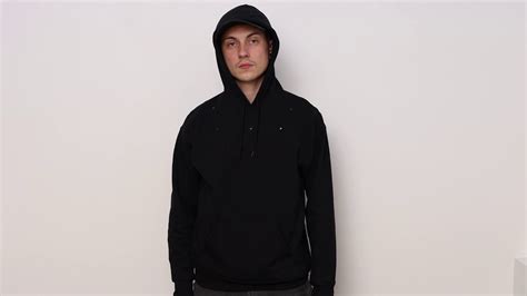 暗闇でもハッキリ映る赤外線カメラから完全に顔を隠せる服「The Camera Shy Hoodie」 - GIGAZINE