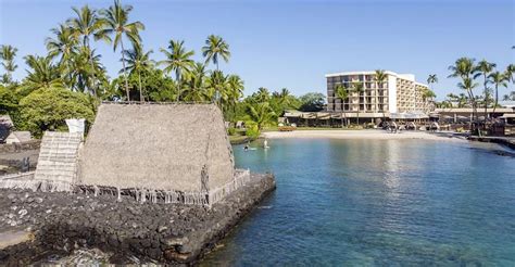 Spring in Paradise - Island of Hawaii, Courtyard King Kamehameha's Kona ...