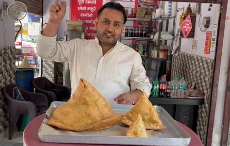 Finish This Gigantic 3 Kg Samosa Near Ghaziabad To Win Rs 11,000 ...