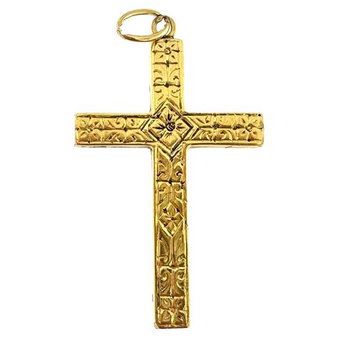Vintage Italian Cross 18kt Yellow Gold Leaves Carved For Sale at 1stDibs