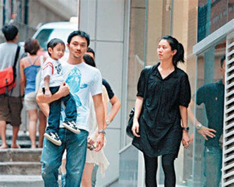 袁咏仪携13岁儿子泰国逛街，打扮朴实不顾形象，不见老公张智霖_腾讯新闻