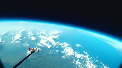 国外牛人用气球上升到万米高空，拍摄地球的美景_腾讯视频