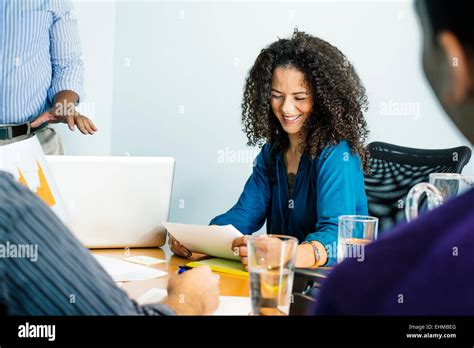 Business People Talking 的图像结果