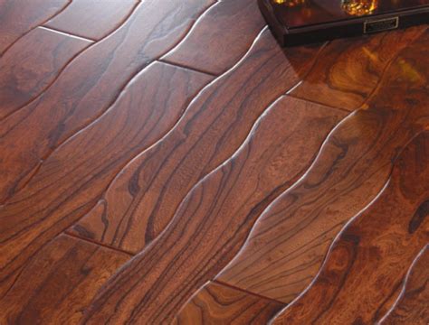 强化复合地板与实木地板的区别是什么？