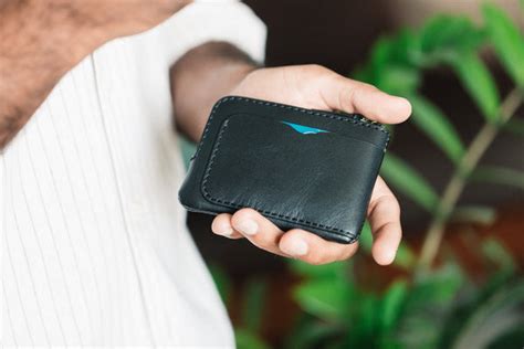 Albert Tusk | The Daily Zip Wallet | Minimalist Leather Wallet