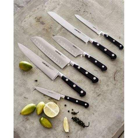 Couteau de chef 20 cm sur une planche en bois