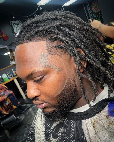 Black Men's Taper Fade Haircut: Stylish Grooming Choice