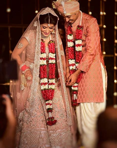 Best Varmala Designs For Wedding 2025 – Shaahi Decor