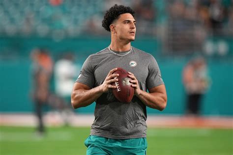 What is Jaelan Phillips' 40 time record? Discover Jaelan Phillips Physical attributes and more