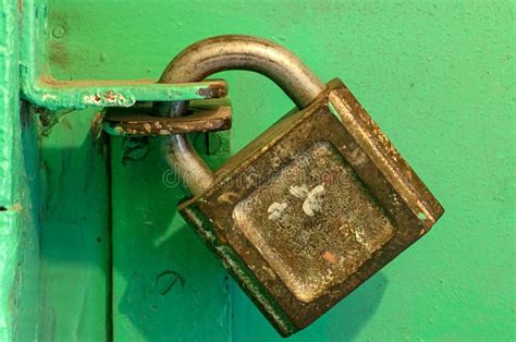 在一个绿色门的锁着的老铁挂锁 库存图片. 图片 包括有 设计, 匙孔, 绿色, 特写镜头, 详细资料, 停车库 - 115535781