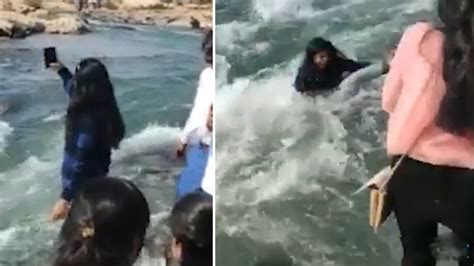 印度女子自拍时被人撞进河里摔下瀑布身亡_发现频道_中国青年网