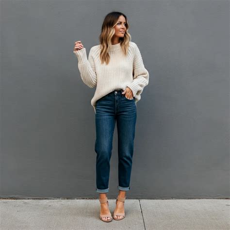25 Mom Jeans Outfits That Are Comfy & Stylish