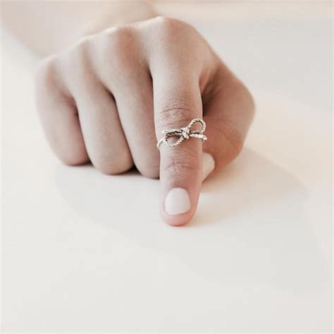 戒指戴食指是什么意思 - 零分猫