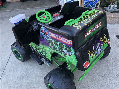 BRAND NEW Grave Digger 24volt electric kids ride on cars power wheels ...