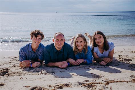 20 Creative Family Beach Picture Ideas: Capturing Fun and Memorable ...