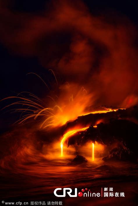 美摄影师冒死拍摄火山喷发岩浆入海震撼景观(高清组图)-搜狐滚动