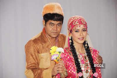 Sanjay Mishra and Hrishita Bhatt on the sets of movie 'Amma Ki Boli' at ...