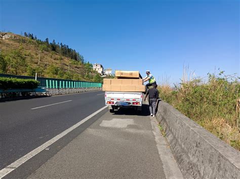 货物散落高速路 高速交警暖心帮助除险情